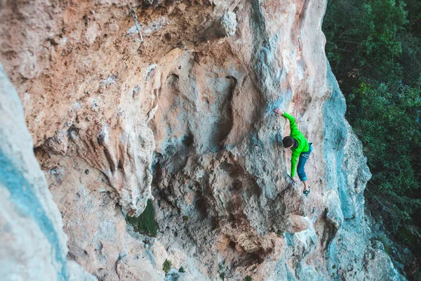 Ein Mann erklimmt den Felsen. — Stockfoto