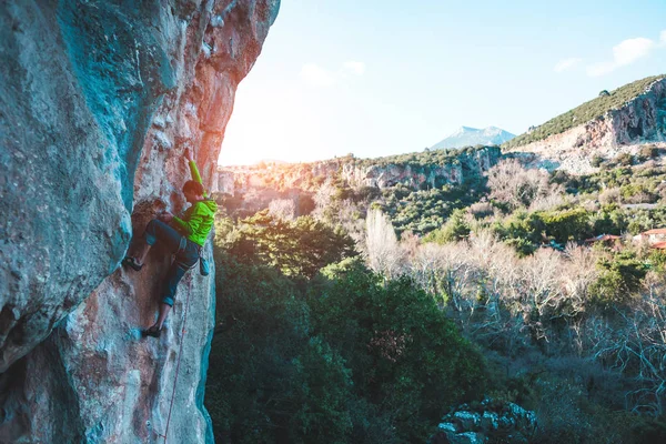 Un hombre sube a la roca . — Foto de Stock