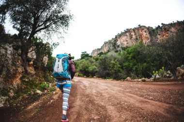 Dağcı tırmanış için hazırlanıyor.