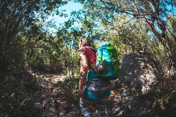 Kvinna med ryggsäck i bergen. — Stockfoto