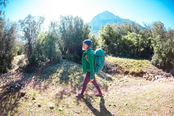 Nő egy hátizsák a hegyekben. — Stock Fotó