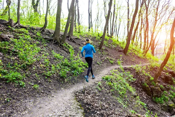 Girl running in the woods — Stock Photo, Image