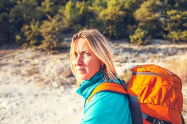 Sırt çantalı kadın.