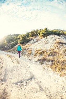 bir sırt çantası ile bir kız.