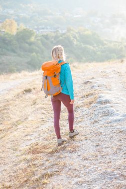 Sırt çantalı kadın.