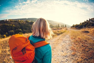 sırt çantası ile kız.