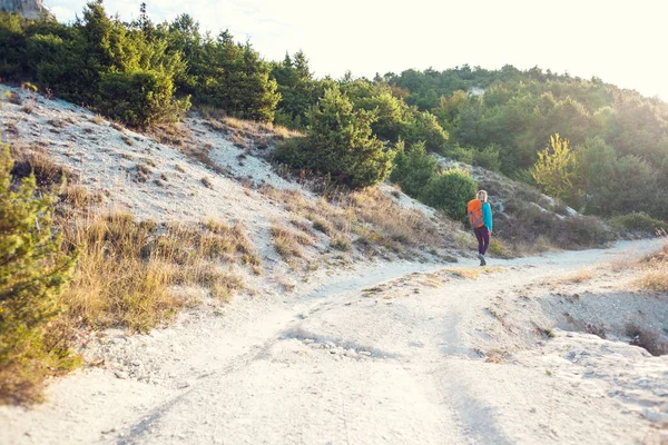 Ένα κορίτσι με ένα σακίδιο. — Φωτογραφία Αρχείου