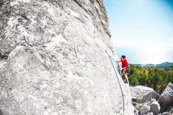 En bergsklättrare på en sten. — Stockfoto