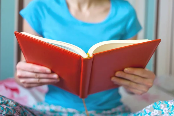 En tjej läser en bok. — Stockfoto