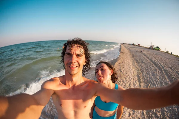 Selfie en la playa . — Foto de Stock