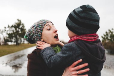 Anne oğlu görünüyor.