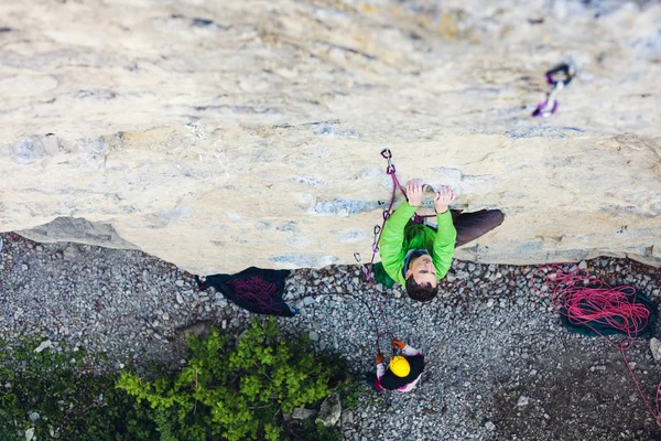 Un hombre es un escalador en una roca . — Foto de Stock