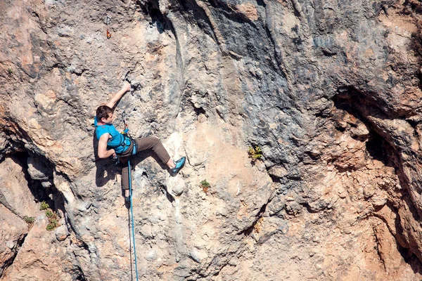 Een man klimt de rots. — Stockfoto