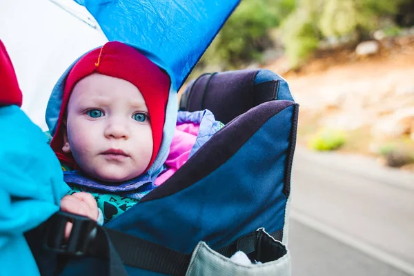 Baby i ryggsäcken. — Stockfoto