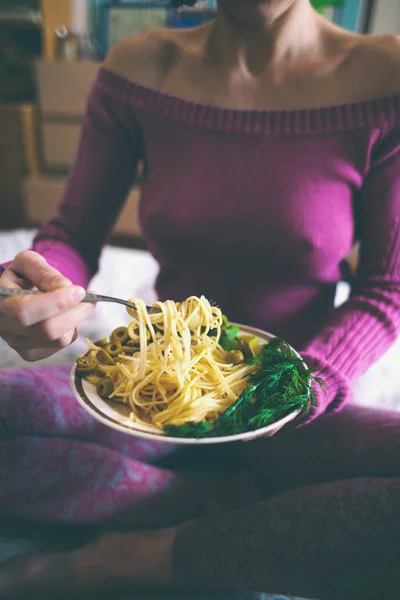 Uma mulher está a comer massa. . — Fotografia de Stock