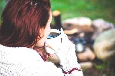 Bir kız tarafından yangın kahve içiyor.