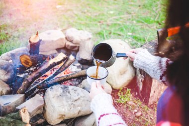 Bir kız tarafından yangın kahve içiyor.