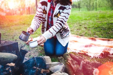 Bir kız tarafından yangın kahve içiyor.