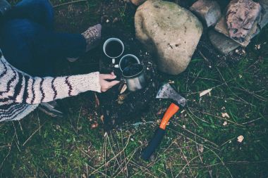 Bir kız tarafından yangın kahve içiyor.