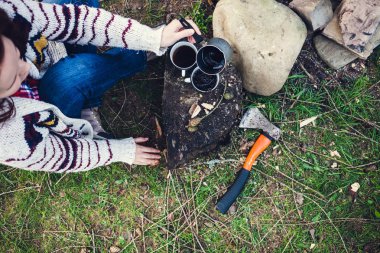 Bir kız tarafından yangın kahve içiyor.