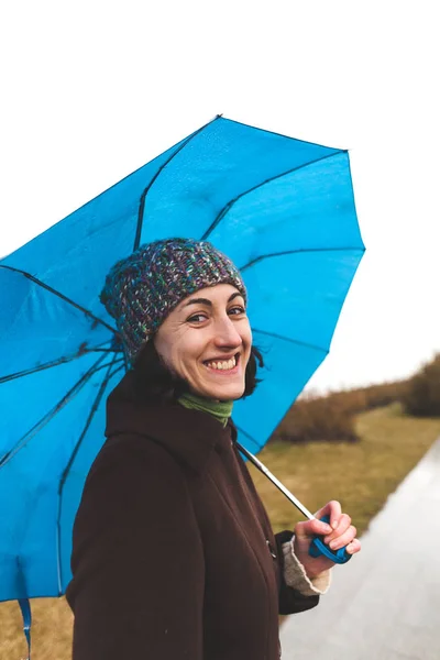 傘を持った女性の肖像画. — ストック写真