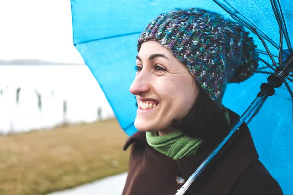 傘を持った女性の肖像画. — ストック写真