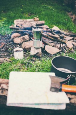 Bir fincan kahve şömine başında.