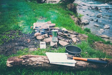 Bir fincan kahve şömine başında.