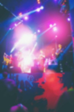 İnsanlar konserde eğleniyor..