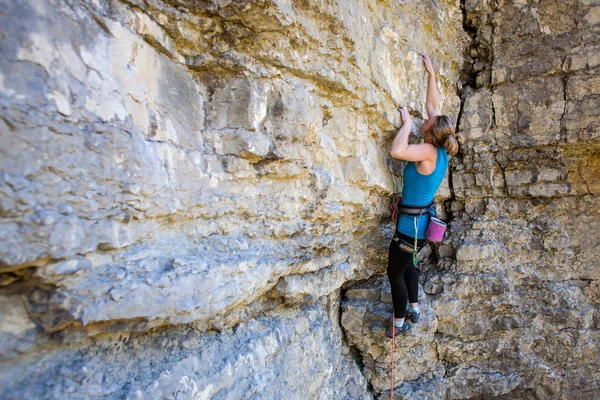 Girl rock klättrare — Stockfoto