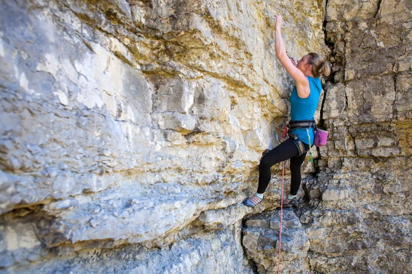 Chica escalador de roca — Foto de Stock