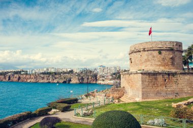 Deniz kıyısında Antalya.