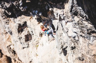 Bir kadın rock tırmanıyor.