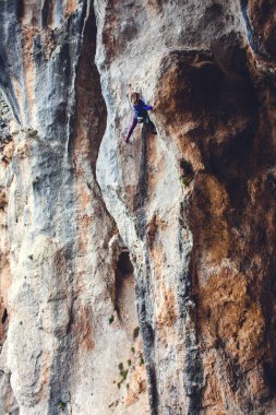 Bir dağcı bir kayanın üzerinde.