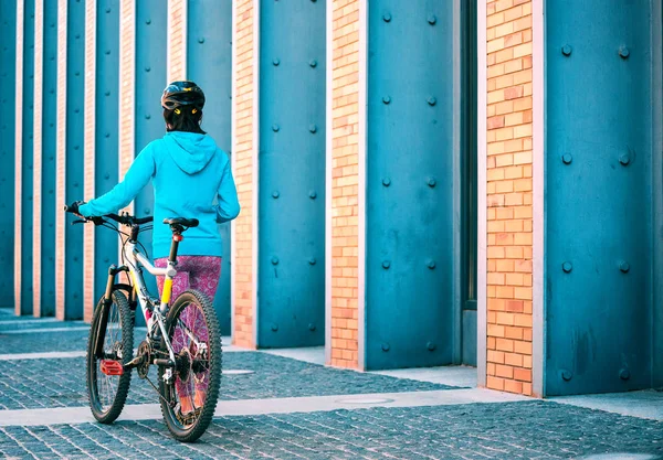 Mädchen neben dem Fahrrad — Stockfoto