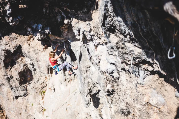 A woman climbs the rock. — Stock Photo, Image