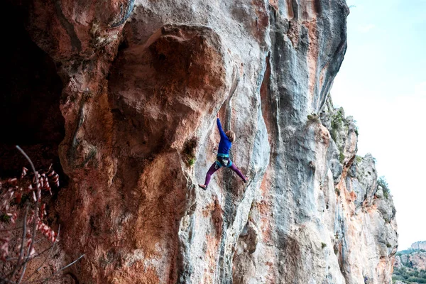 Um alpinista numa rocha . — Fotografia de Stock