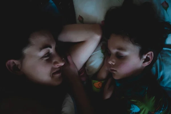 Mãe olha para a criança dormindo . — Fotografia de Stock