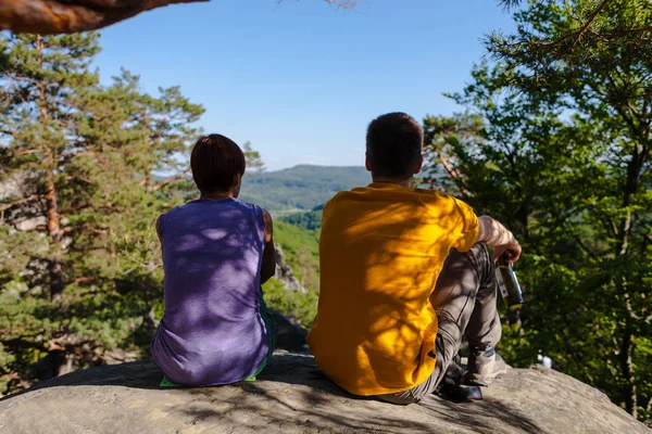 A man and a woman admire the view. — Stock Photo, Image