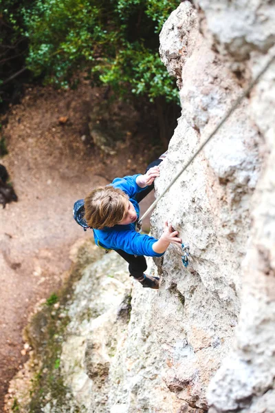 小さな子登山家 — ストック写真