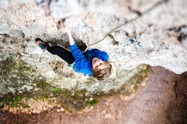 Der Junge ist ein Bergsteiger. — Stockfoto