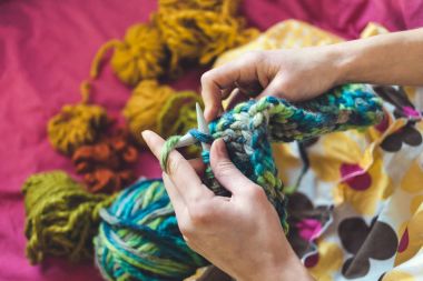 Kadın dokuma kumaşlar.