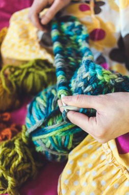 Kadın dokuma kumaşlar.