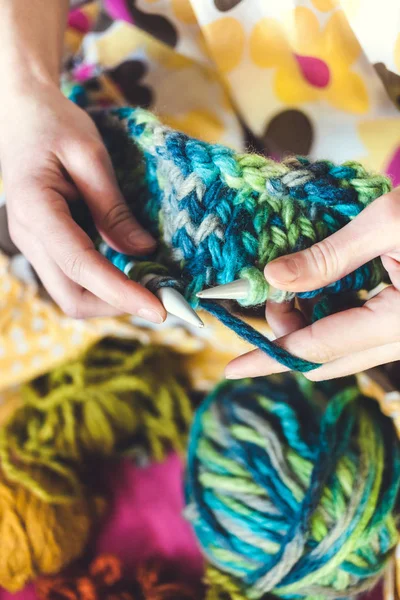 A mulher tricota . — Fotografia de Stock