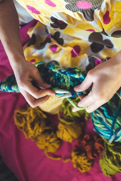 La femme tricote . — Photo