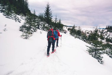 Kışın iki dağcı.