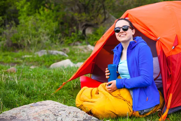 Acampar en las montañas. — Foto de Stock