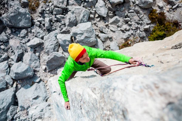 Un hombre sube a la roca . — Foto de Stock