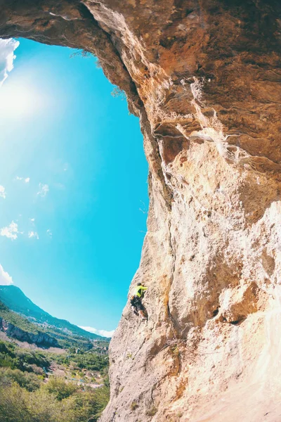 男は岩を登る. — ストック写真