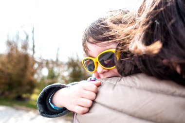 Bir çocuk annesi sarılma.